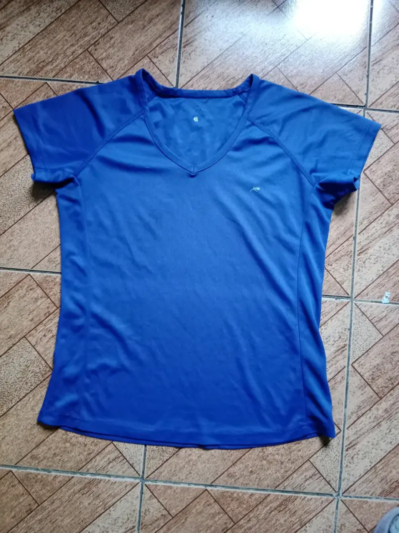 Polera deportiva morada de mujer - 1