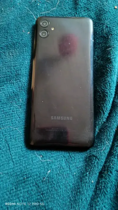 Smartphone Samsung con pantalla quebrada - miniatura 2