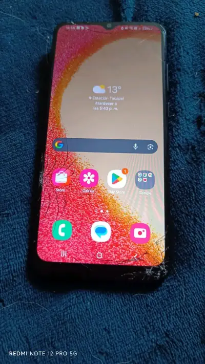 Smartphone Samsung con pantalla quebrada - miniatura 3