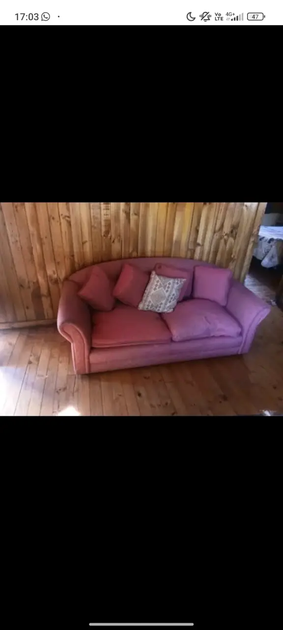 Sofá rosado con cojines