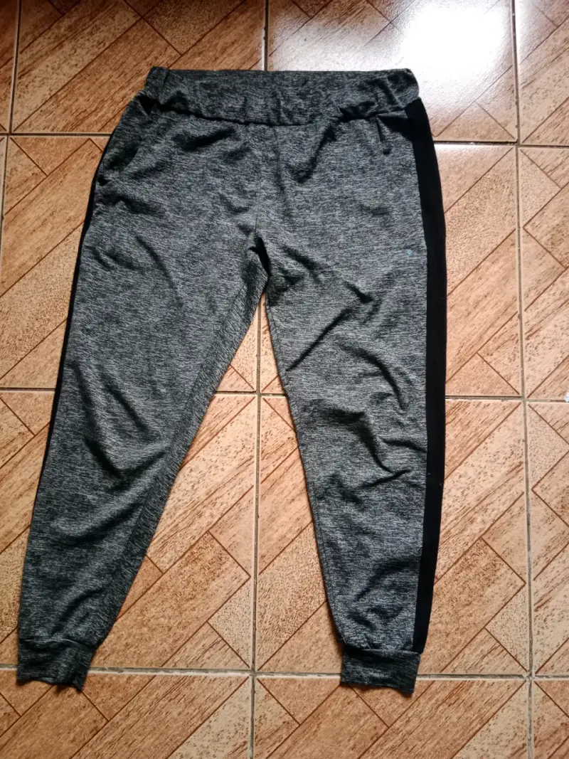 Pantalón deportivo gris