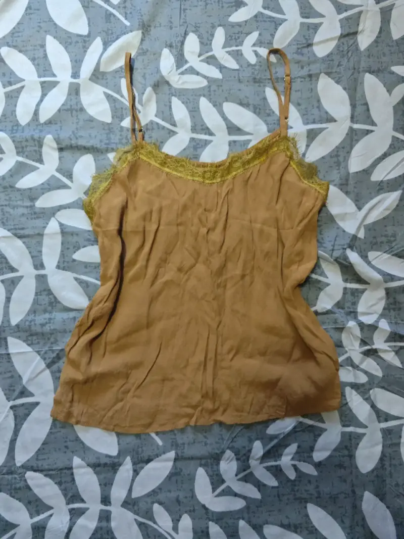 Polera sin mangas color beige - 1