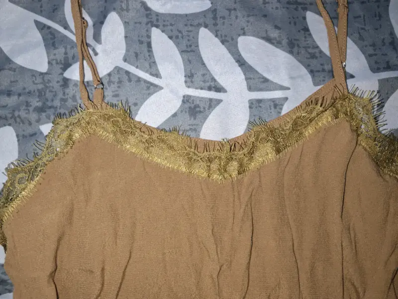 Polera sin mangas color beige - 2