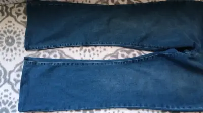 Jeans azul con detalles - miniatura 4
