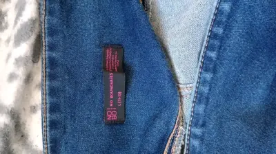 Jeans azul con detalles - miniatura 5