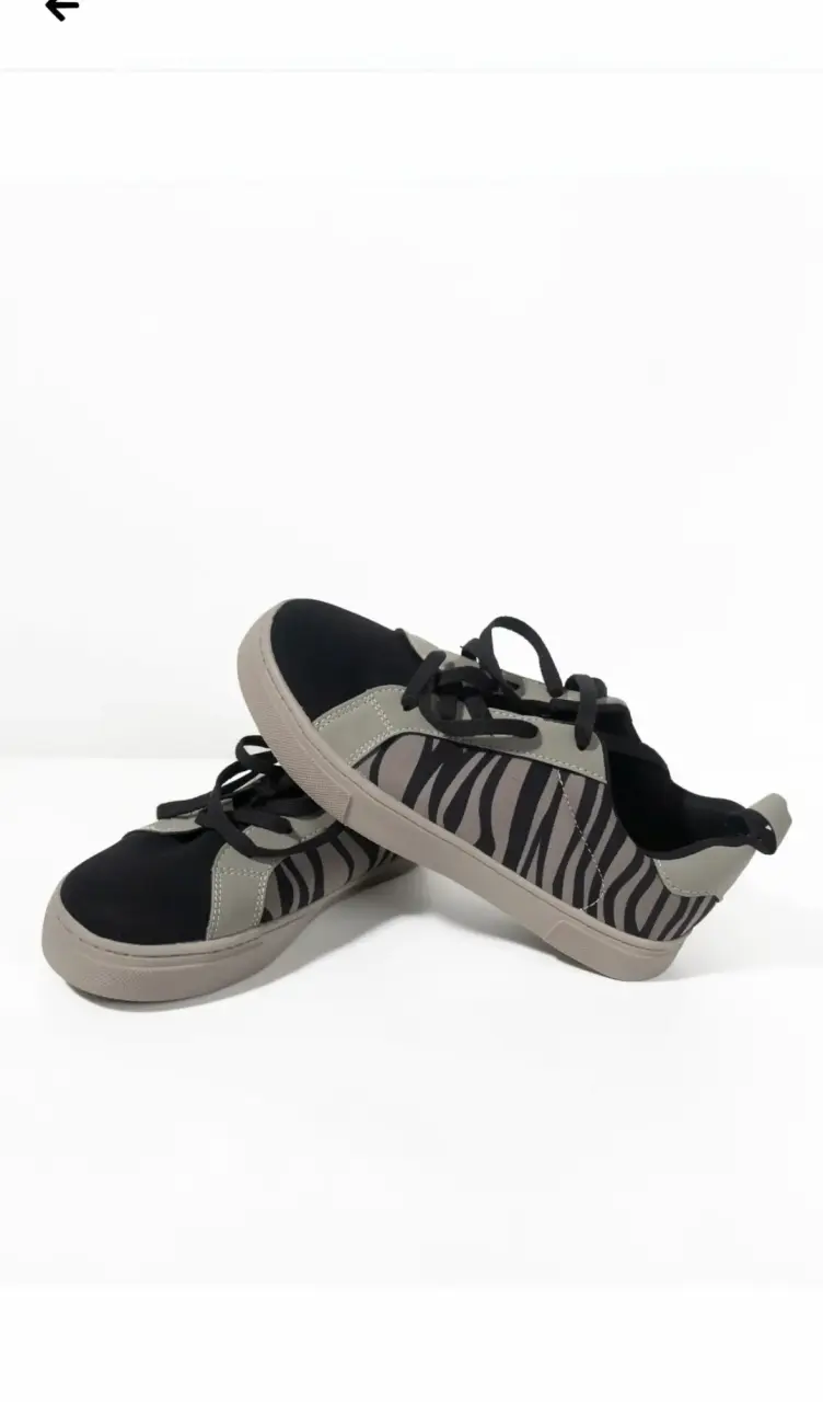 Zapatillas negras con estampado cebra