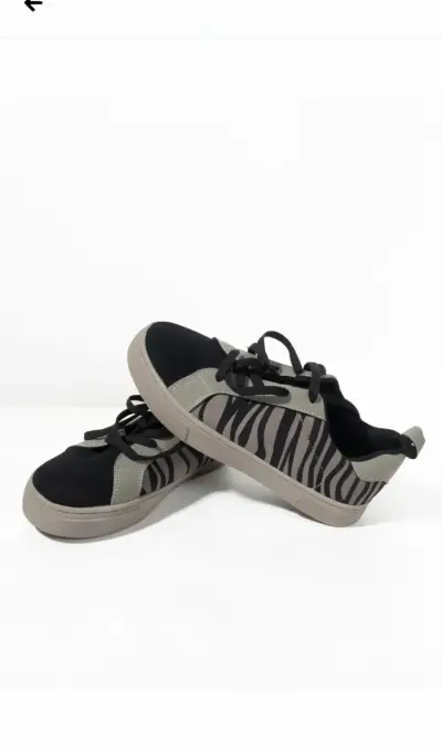 Zapatillas negras con estampado cebra - miniatura 1