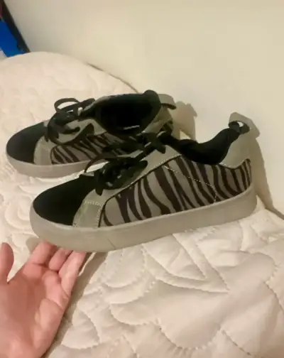 Zapatillas negras con estampado cebra - miniatura 3