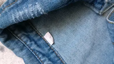 Chaqueta de mezclilla desgastada - miniatura 2