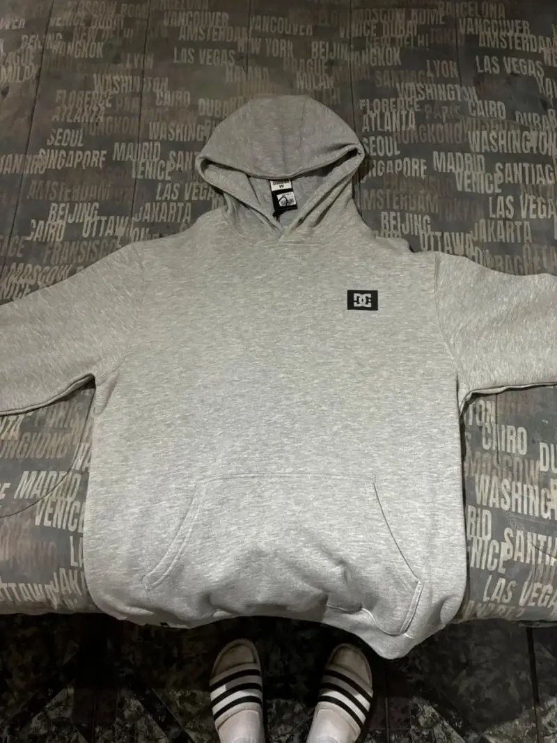 Polerón gris con capucha DC - 1