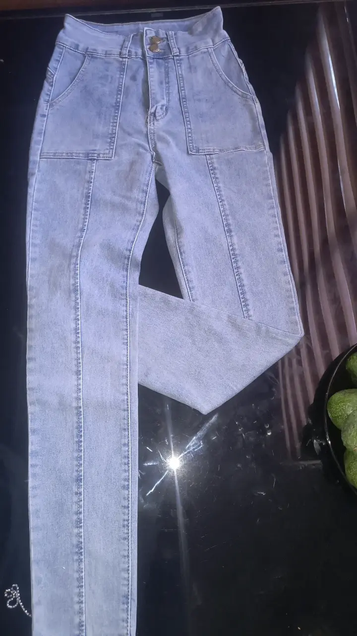 Jeans azul claro con bolsillos