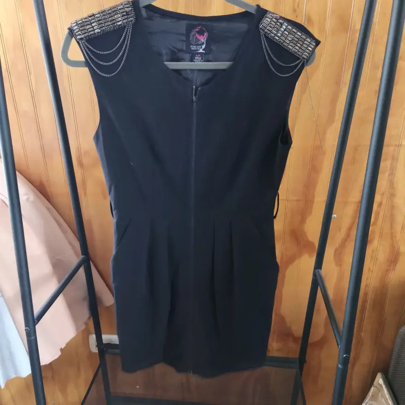 Vestido negro con detalles metálicos - 1
