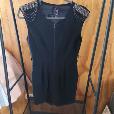 Vestido negro con detalles metálicos - miniatura 1