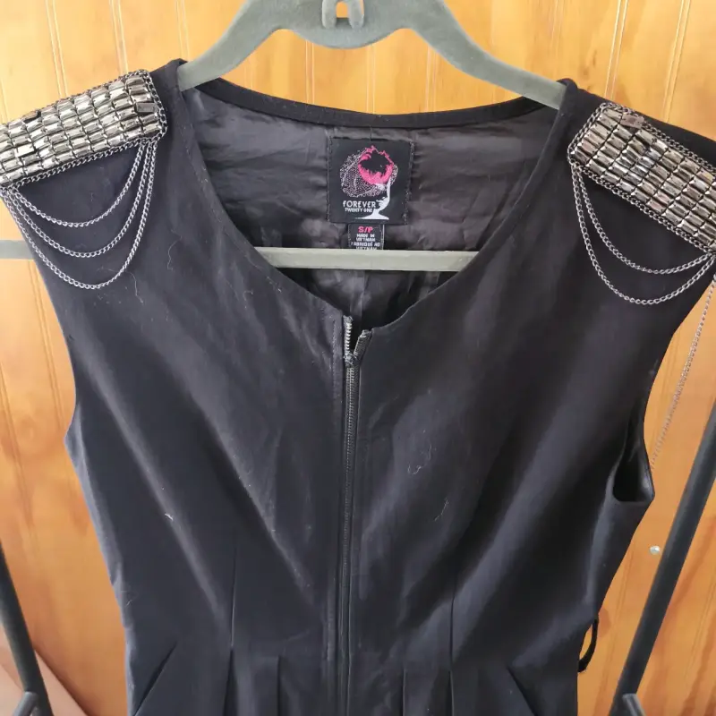 Vestido negro con detalles metálicos - 2