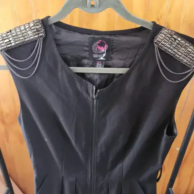 Vestido negro con detalles metálicos - miniatura 2