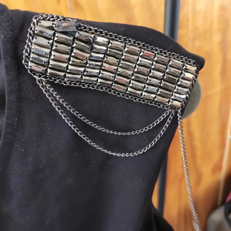 Vestido negro con detalles metálicos - 4