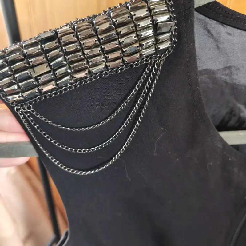 Vestido negro con detalles metálicos - 5