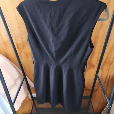 Vestido negro con detalles metálicos - miniatura 6