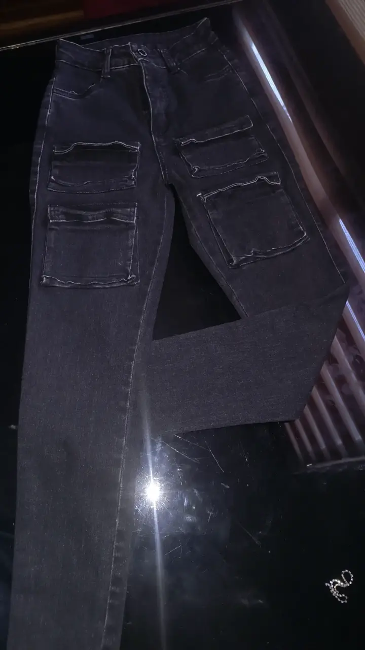 Pantalones jeans negros con bolsillos