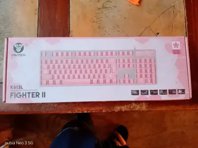 Teclado gamer Fantech K613L rosa - miniatura 1