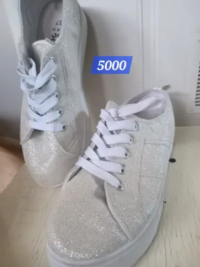 Zapatillas blancas con brillo - miniatura 1