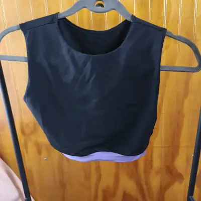 Top deportivo negro y lila - miniatura 2