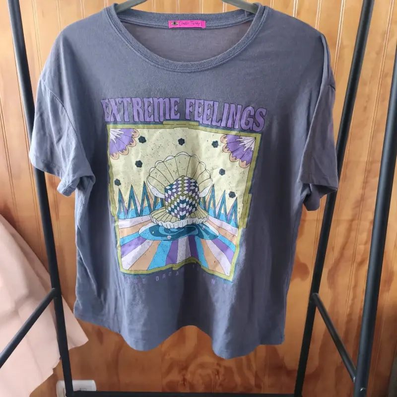 Polera gris con diseño gráfico - 1