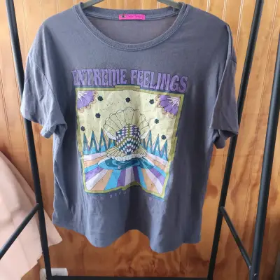 Polera gris con diseño gráfico - miniatura 1