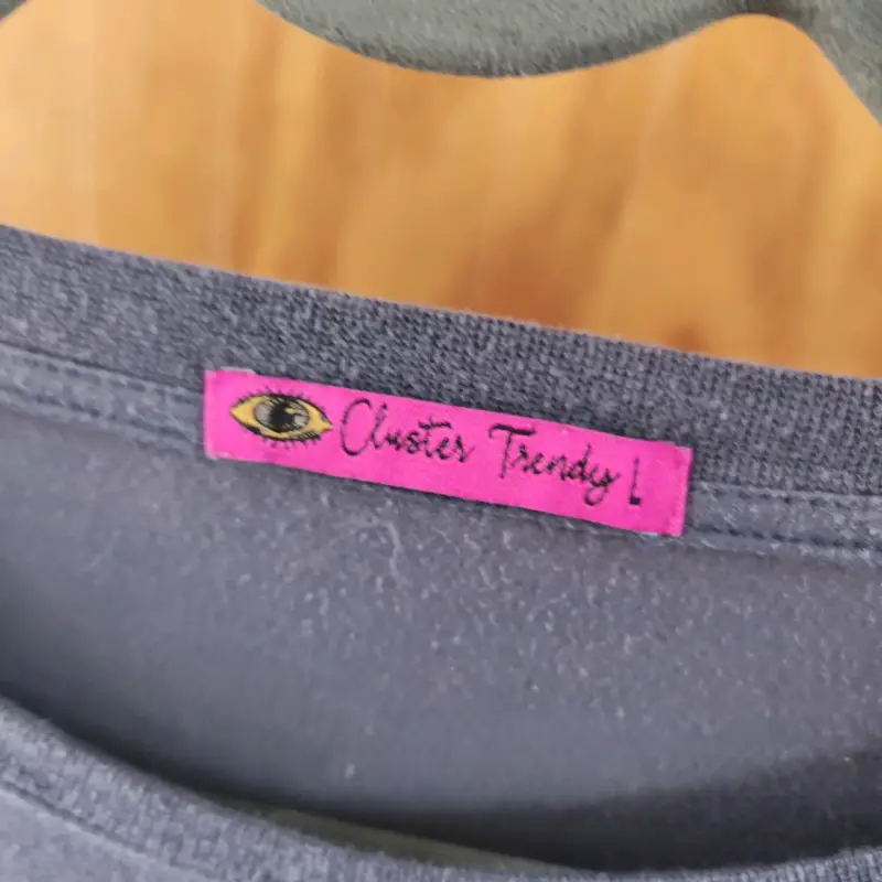 Polera gris con diseño gráfico - 3