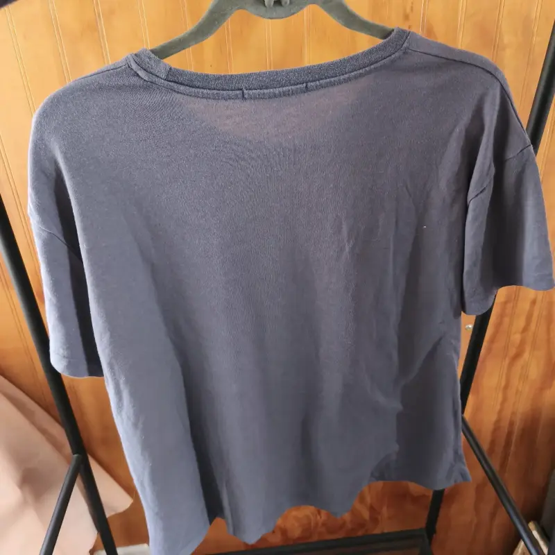 Polera gris con diseño gráfico - 4