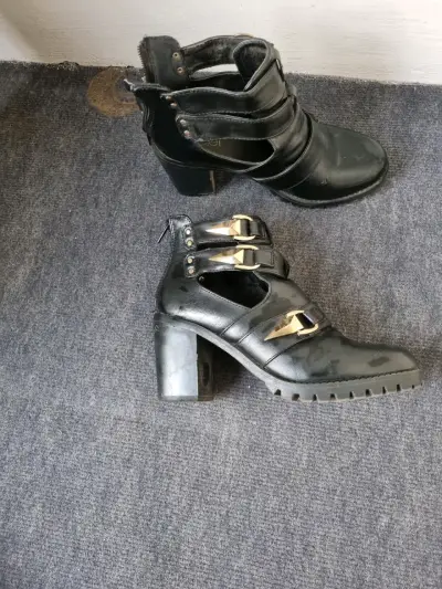 Botines negros con hebillas - miniatura 1