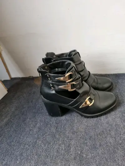 Botines negros con hebillas - miniatura 4