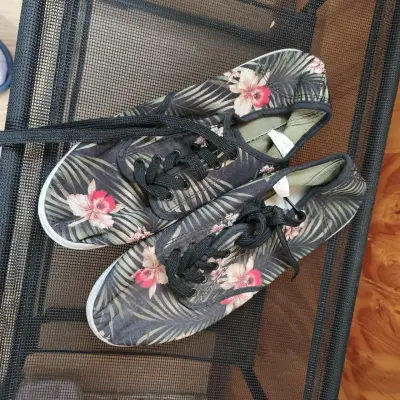 Zapatillas con diseño floral - miniatura 1