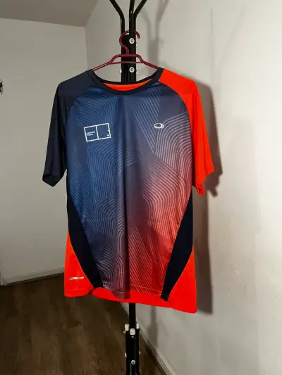 Polera deportiva azul y roja - miniatura 1