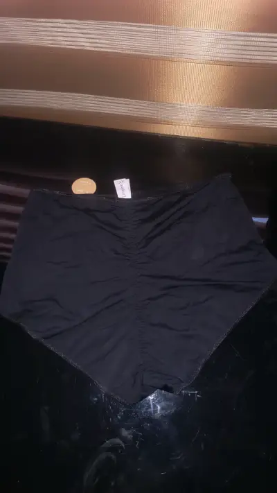 Calzón negro de talle alto con etiqueta - miniatura 1