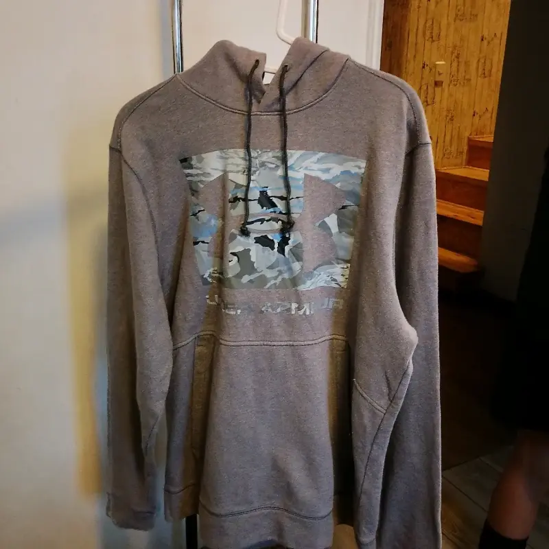 Polerón gris con capucha - 2