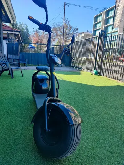 Scooter eléctrico negro tipo chopper - miniatura 1