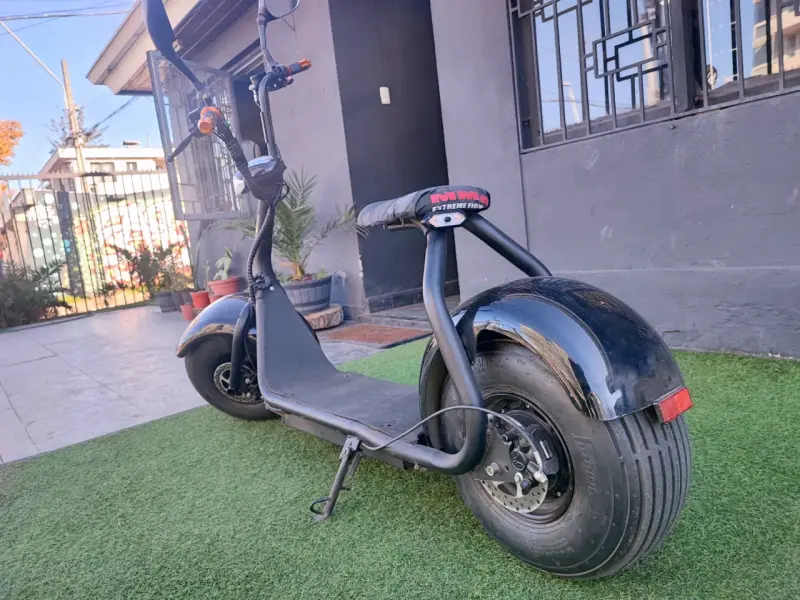 Scooter eléctrico negro tipo chopper - 3