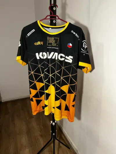 Camiseta deportiva Kovacs negra y amarilla - miniatura 1