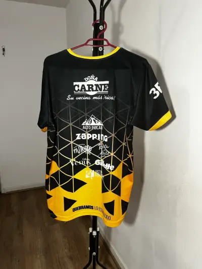 Camiseta deportiva Kovacs negra y amarilla - miniatura 2
