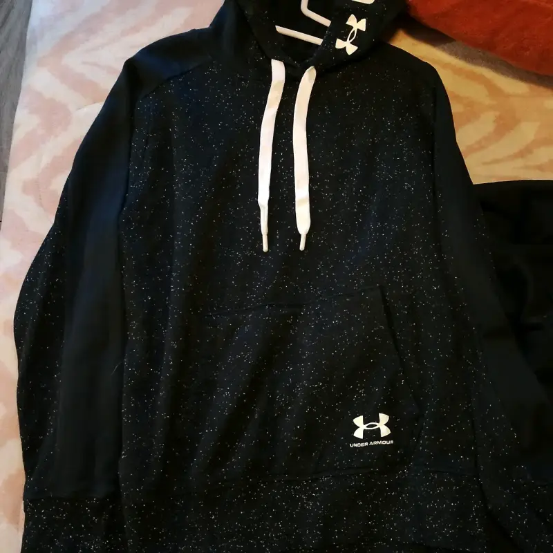Polerón negro Under Armour con capucha - 1