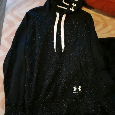 Polerón negro Under Armour con capucha - miniatura 1