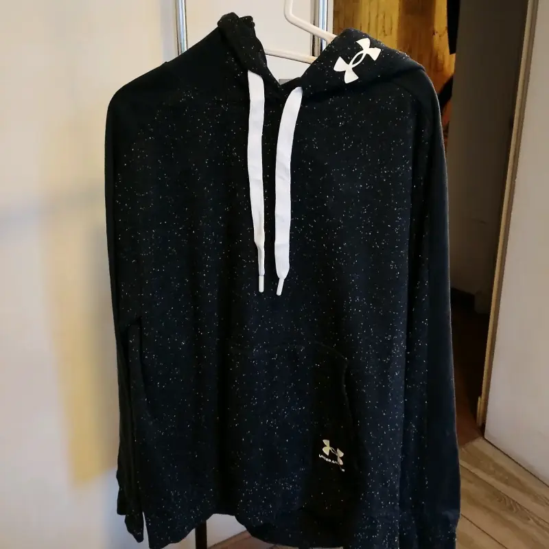 Polerón negro Under Armour con capucha - 2
