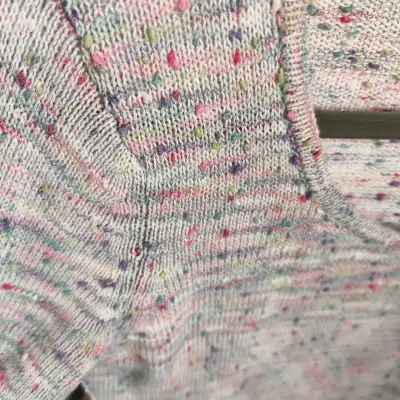 Suéter gris con puntos de color - miniatura 2