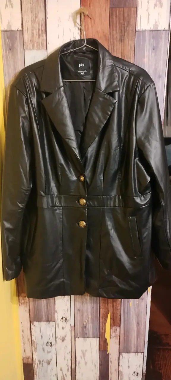 Chaqueta negra de cuero sintético - 1