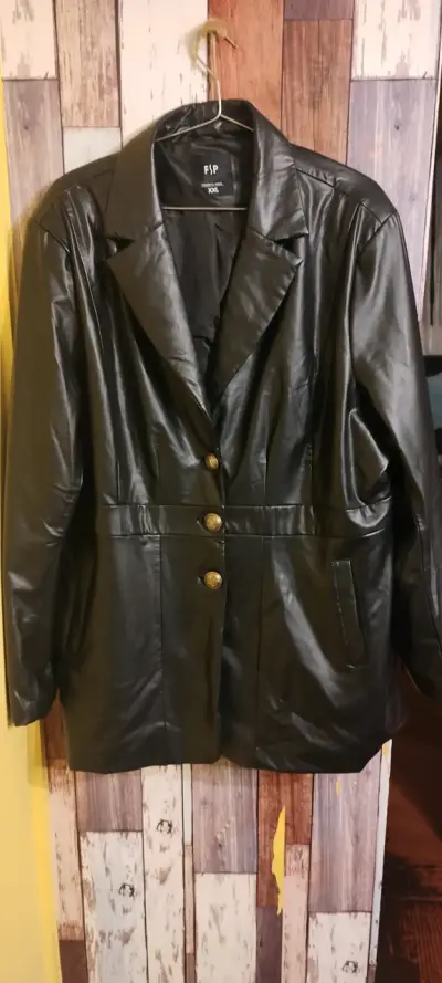 Chaqueta negra de cuero sintético - miniatura 1