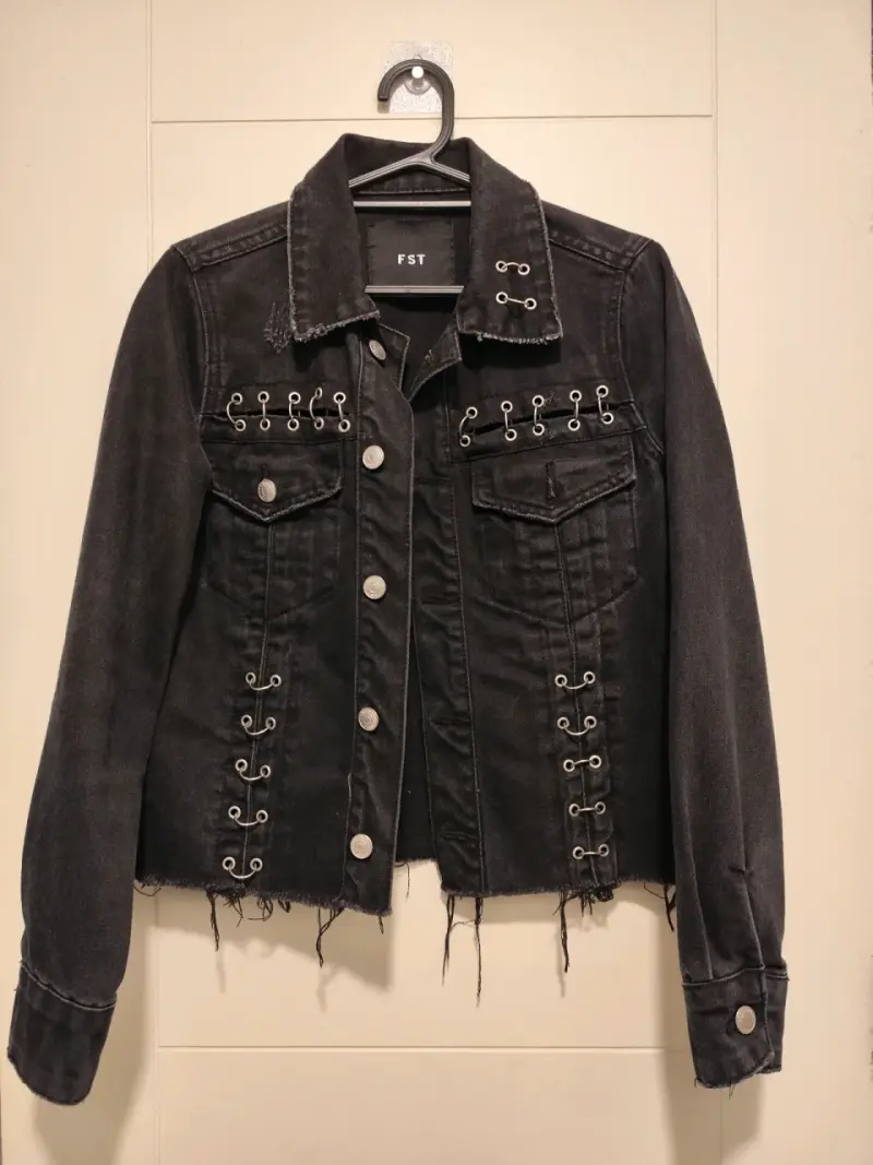 Chaqueta jeans negra con ojales metálicos - 1