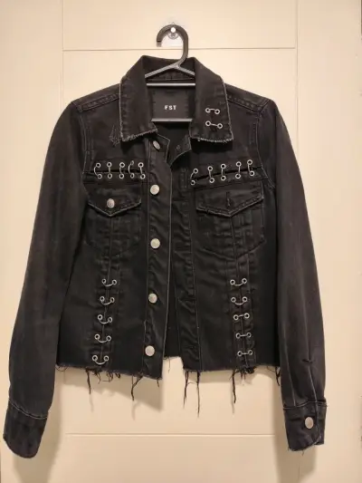 Chaqueta jeans negra con ojales metálicos - miniatura 1