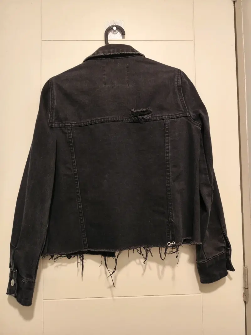 Chaqueta jeans negra con ojales metálicos - 2
