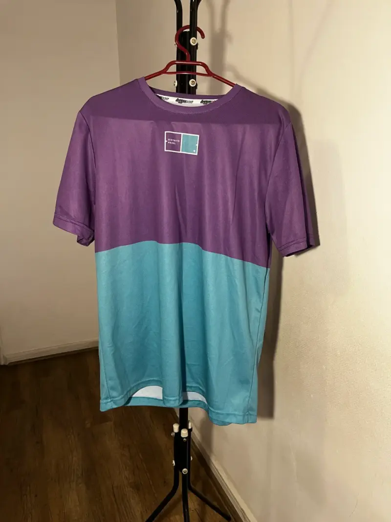 Polera bicolor púrpura y azul - 1